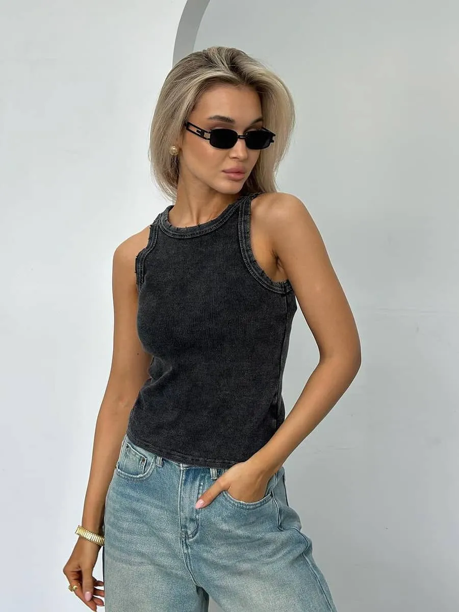 Distressed women's slim-fitting vest